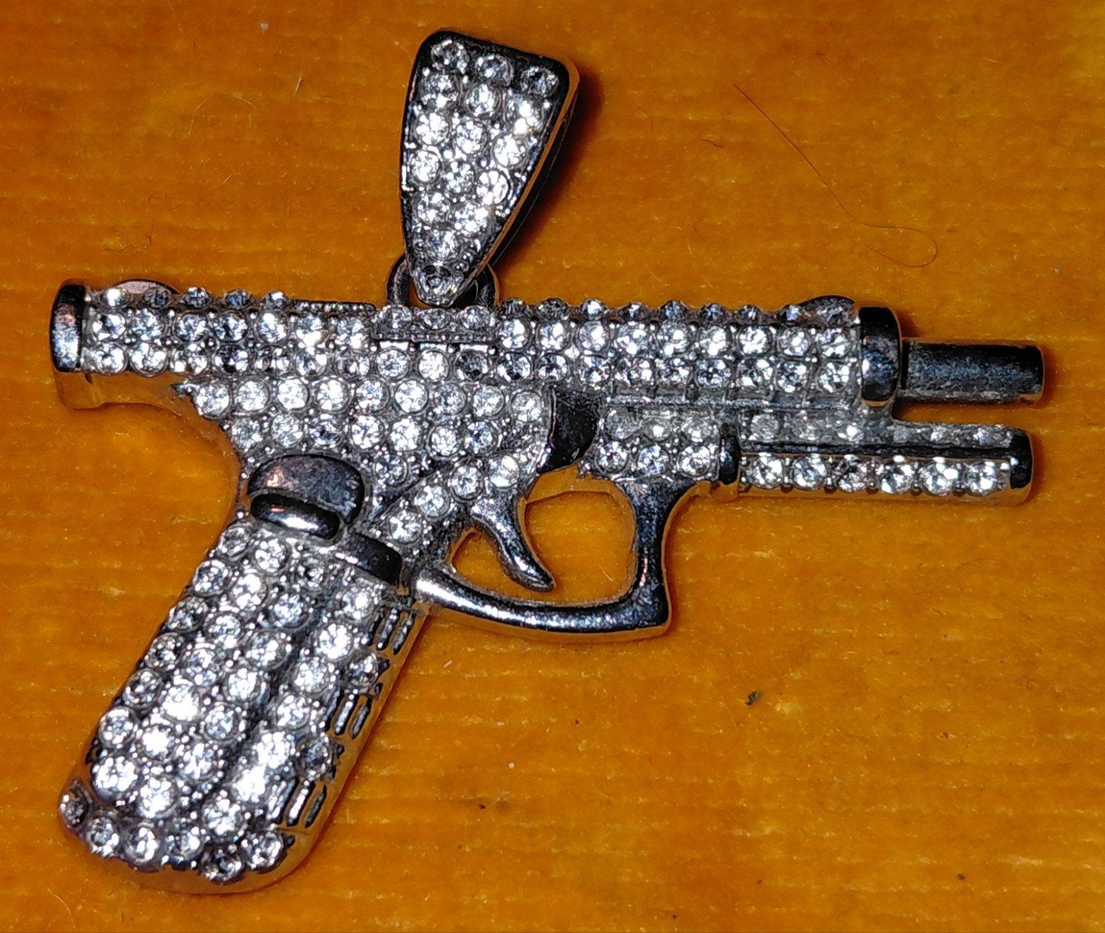 (198) Zilverkleurige hanger pistool met strass, Sieraden, Tassen en Uiterlijk, Overige materialen, Overige voorstellingen, Ophalen of Verzenden