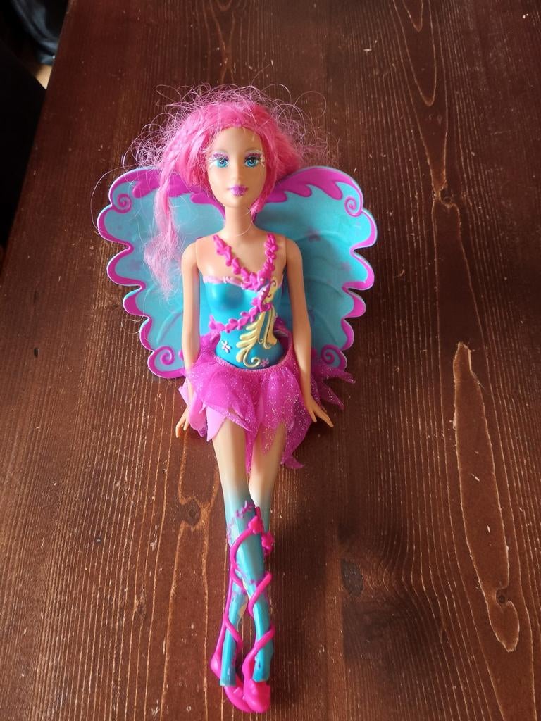 Barbiepop met roze haar en vleugels, Kinderen en Baby's, Speelgoed | Poppen, Gebruikt, Barbie, Ophalen of Verzenden