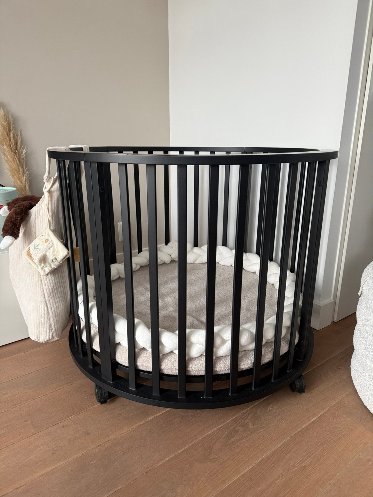 Europe baby box rond zwart op wieltjes 90cm, Ophalen, Gebruikt, Rond, In hoogte verstelbaar