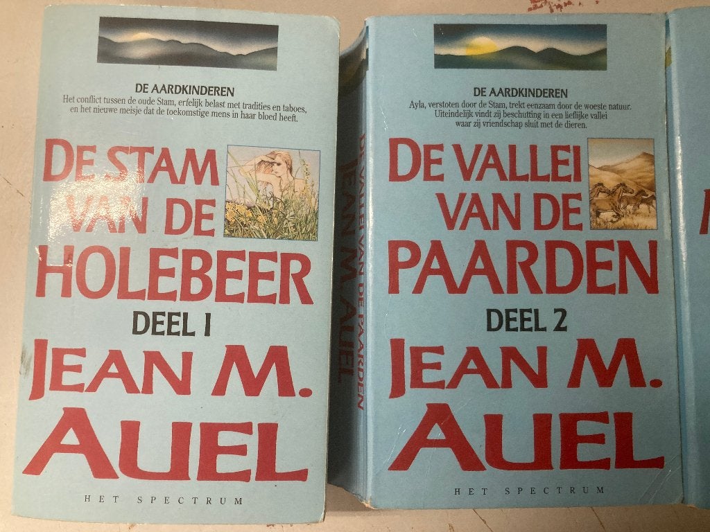 T.K. De aardkinderen deel 1 t/m 4, Ophalen of Verzenden, Gelezen, Jean M. Auel