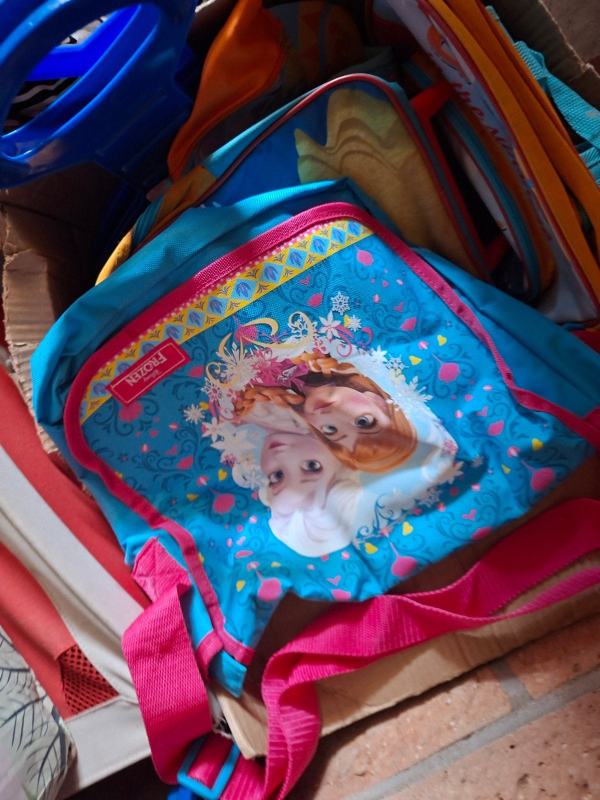 Frozen  tassen en petjes, Ophalen