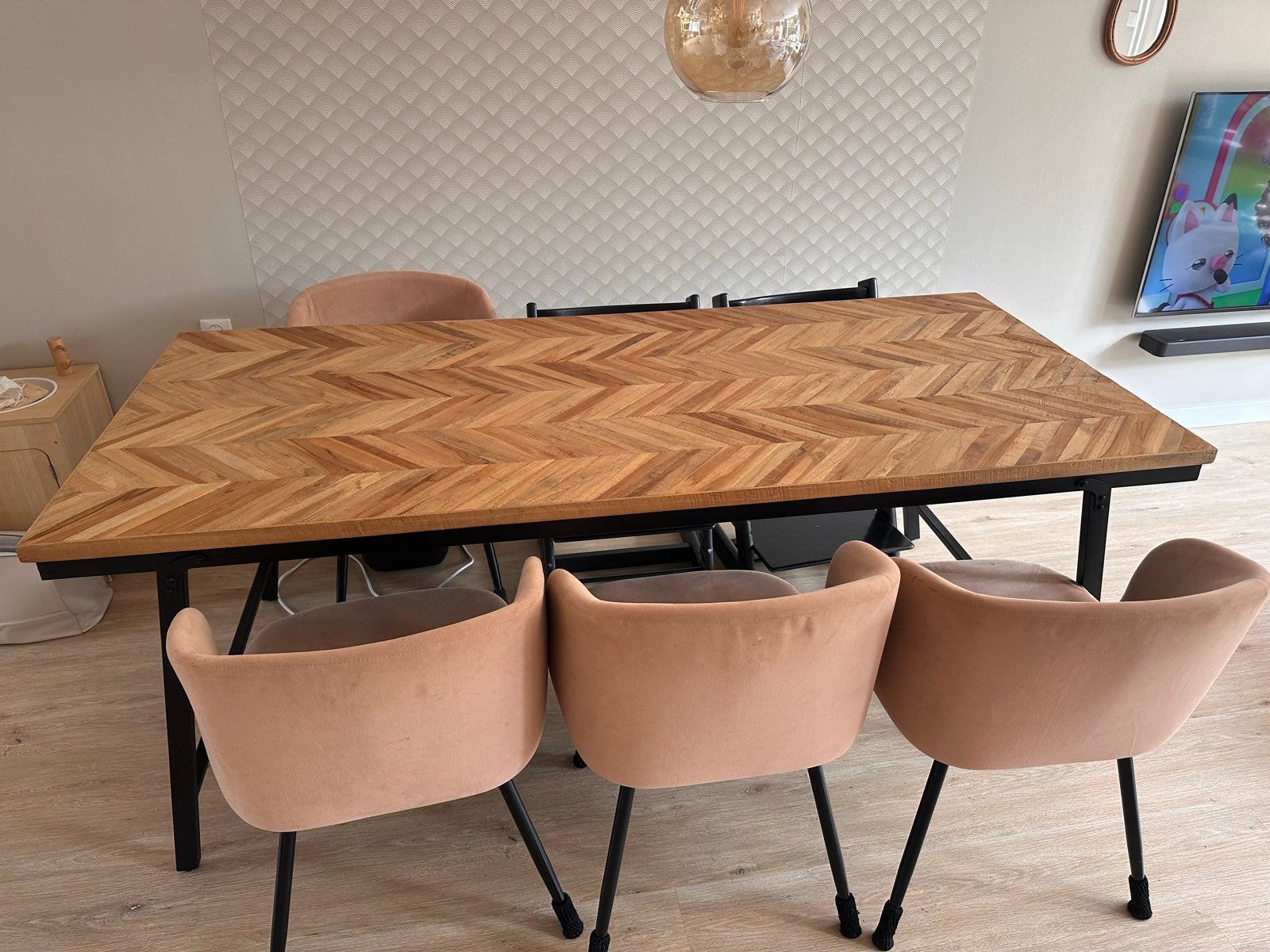 Foto 3 van Mooie eettafel met visgraatmotief en metalen onderstel
