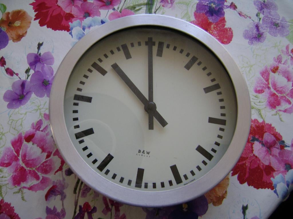 Wandklok met doorsnede van 20 cm, Huis en Inrichting, Woonaccessoires | Klokken, Ophalen of Verzenden, Zo goed als nieuw, Analoog
