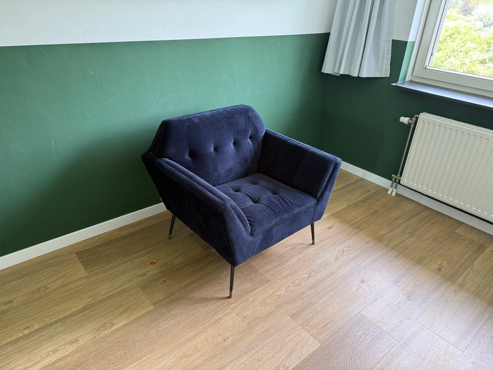 Dutchbone Kate Fauteuil - Stijlvolle Blauwe Velours Stoel, Huis en Inrichting, Fauteuils, Ophalen, Zo goed als nieuw, Stof, 75 tot 100 cm