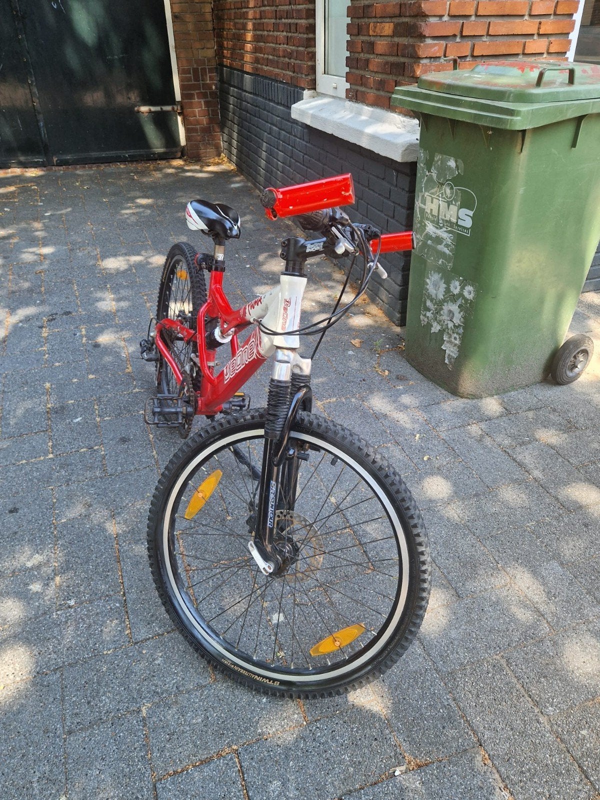 mountainbike met vering en adventure bike, Ophalen