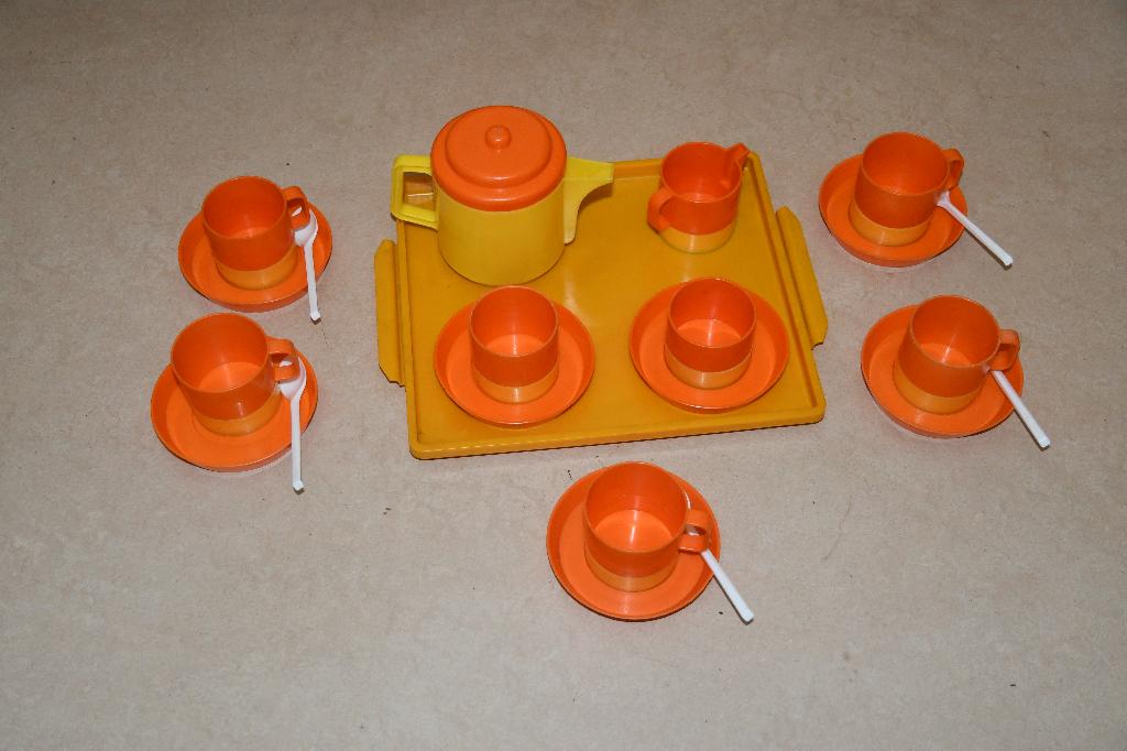 22-delig oranje-geel kinder theeserviesje, Ophalen of Verzenden, Gebruikt, Meubelstuk of Keukentje
