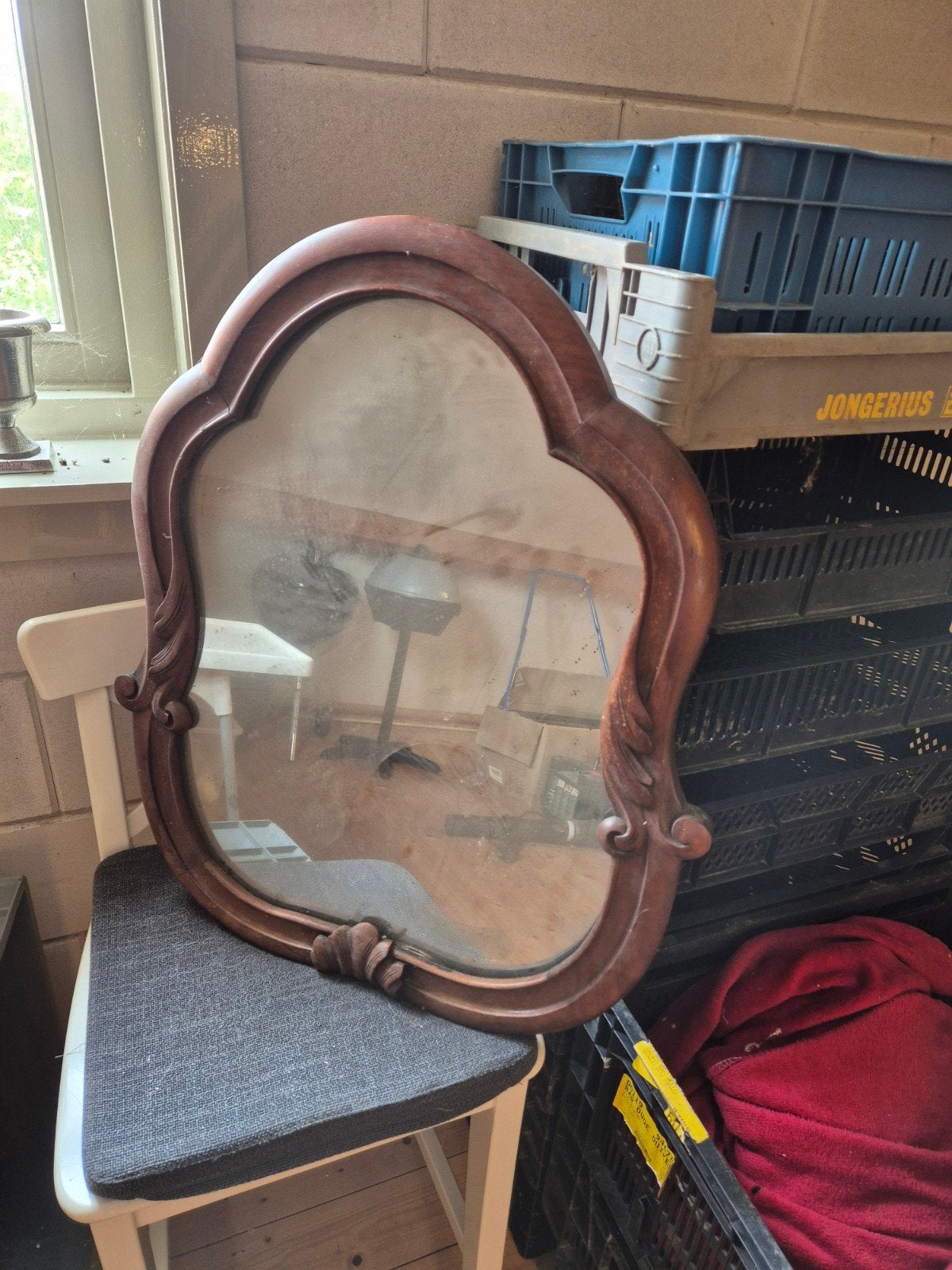 Antieke spiegel met sierlijke houten lijst, Antiek en Kunst, Ophalen, Rechthoekig