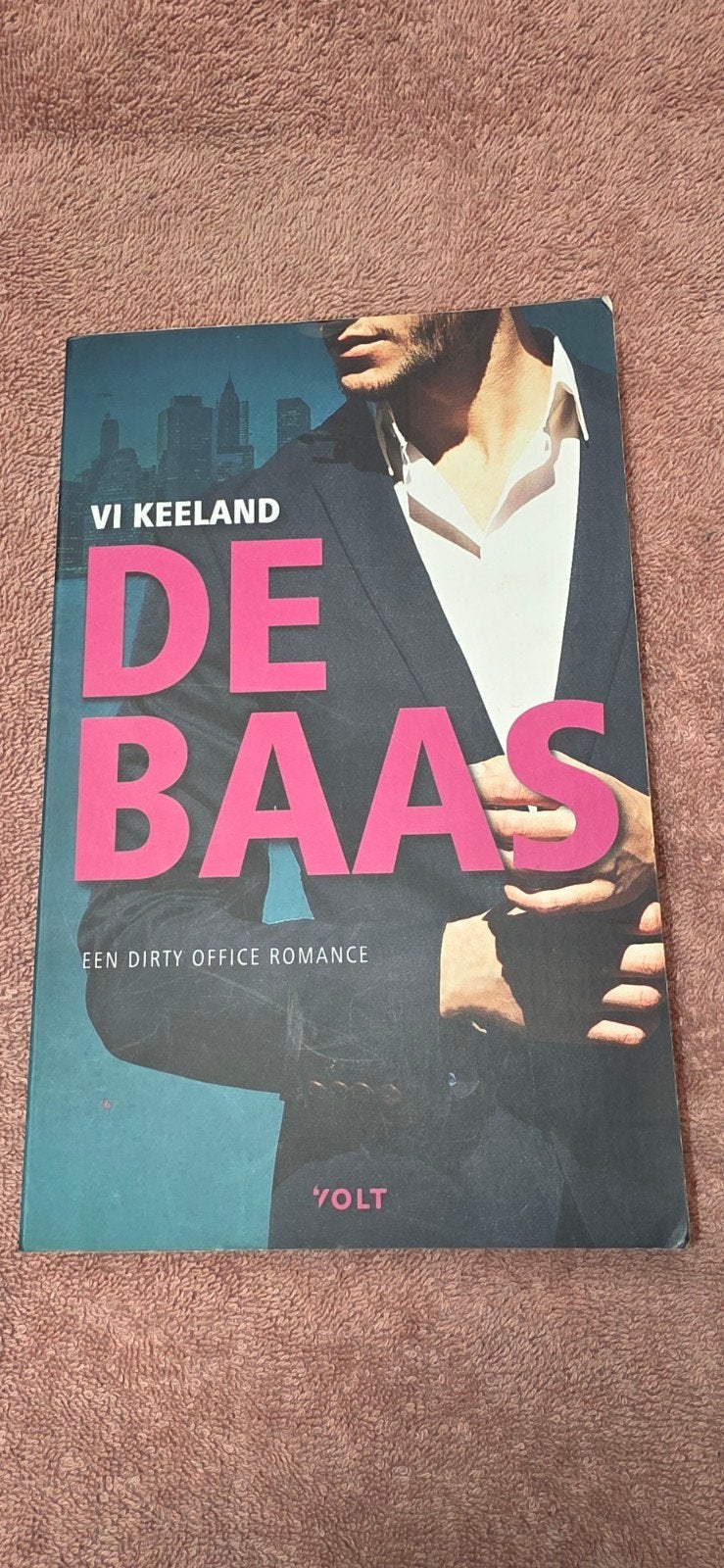 De Baas - Vi Keeland (Dirty Office Romance)erotische roman, Ophalen of Verzenden, Gelezen, Vi Keeland, Nederland