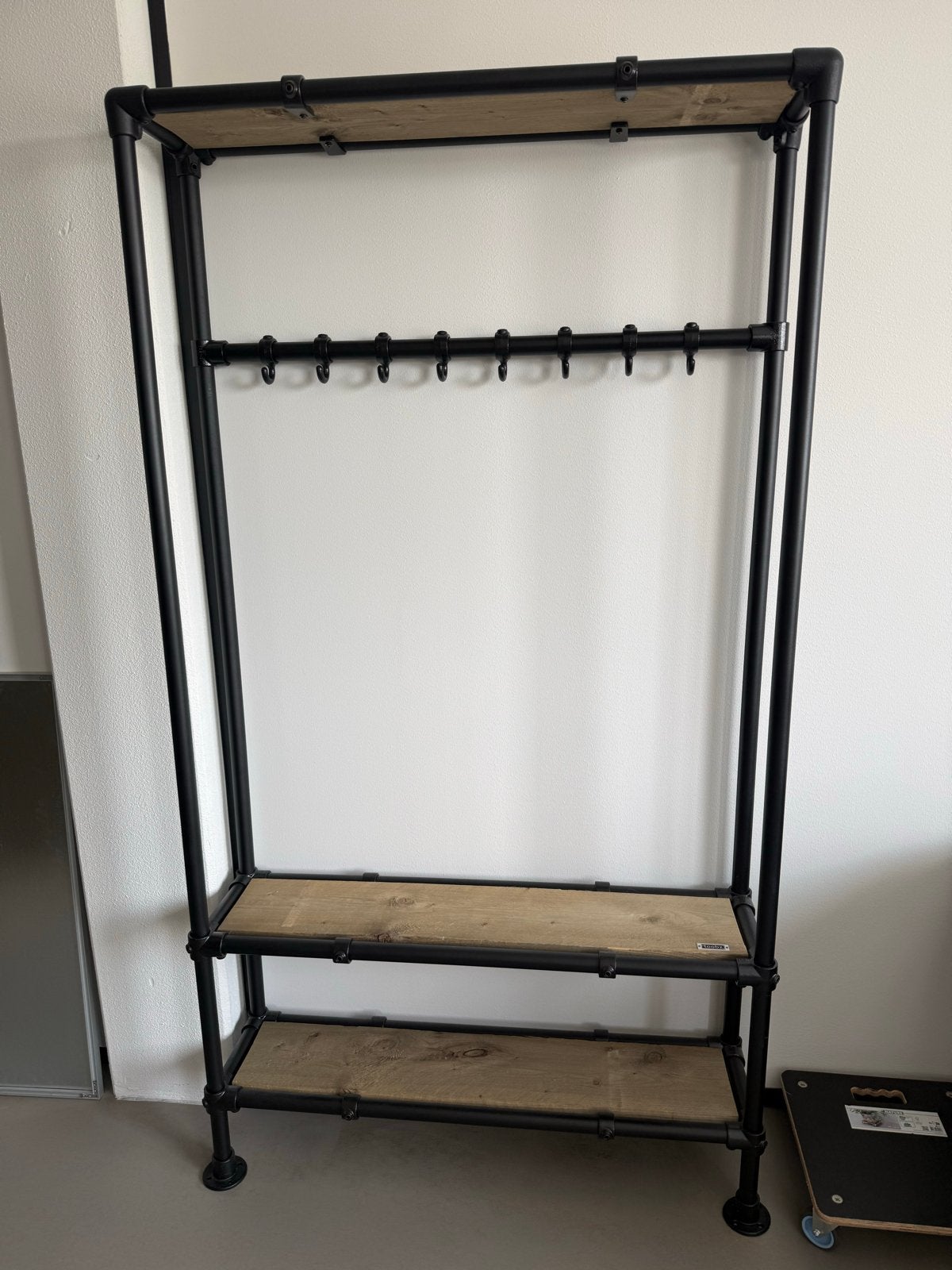 Industriële kledingrek met planken en haken, Huis en Inrichting, Ophalen, Met plank(en), 50 tot 100 cm, Zo goed als nieuw
