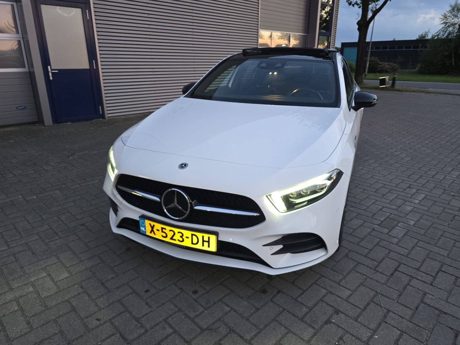 Mercedes-Benz A-Klasse A 250 e 218pk 8G-DCT 2021 Wit, Auto's, Mercedes-Benz, Zwart, Parkeerassistent, Wit, 1600 kg