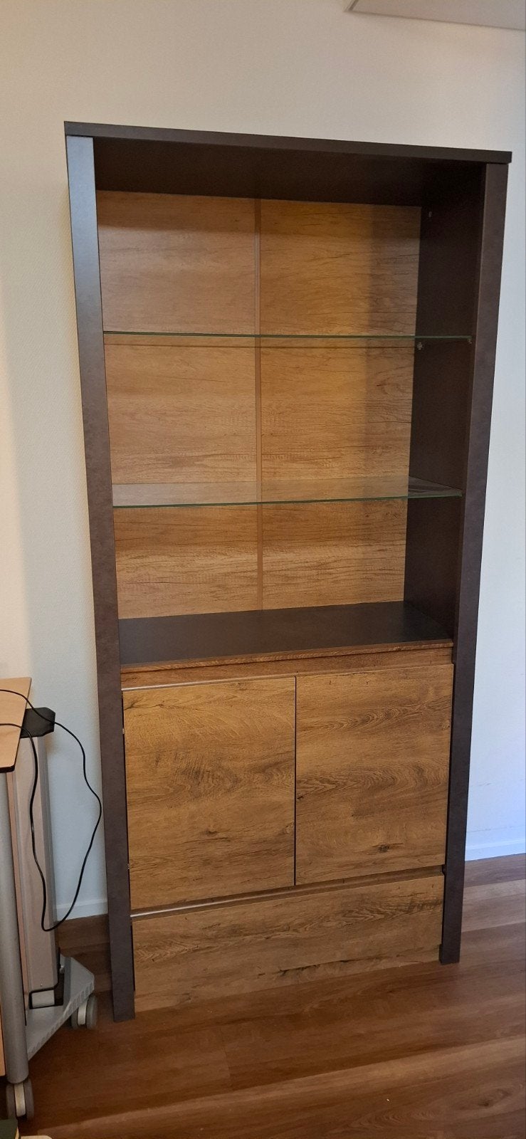Moderne vitrinekast met glazen planken en opbergruimte, Ophalen, Met deur(en), Glas, 50 tot 100 cm