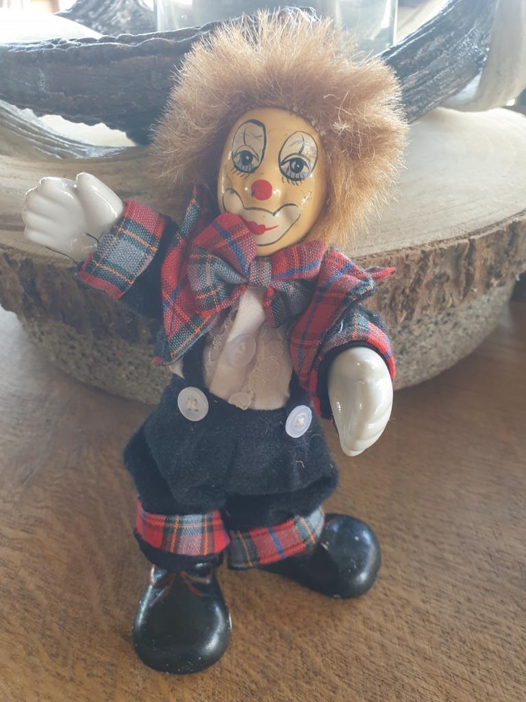 Clown poppetje porselein met ruitjeskleding, Ophalen of Verzenden, Zo goed als nieuw