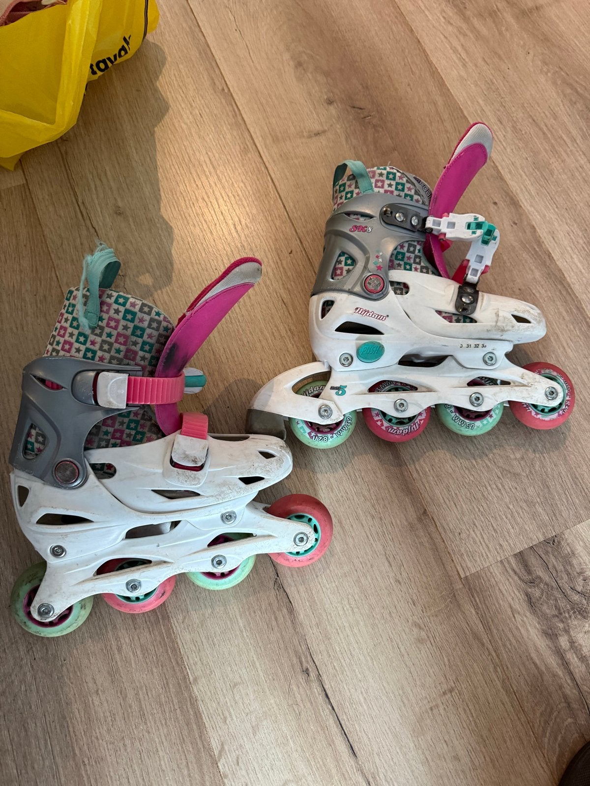 Gratis Meisjes skates - verstelbaar maat 30/33, Ophalen, Verstelbaar, Gebruikt, Kinderen
