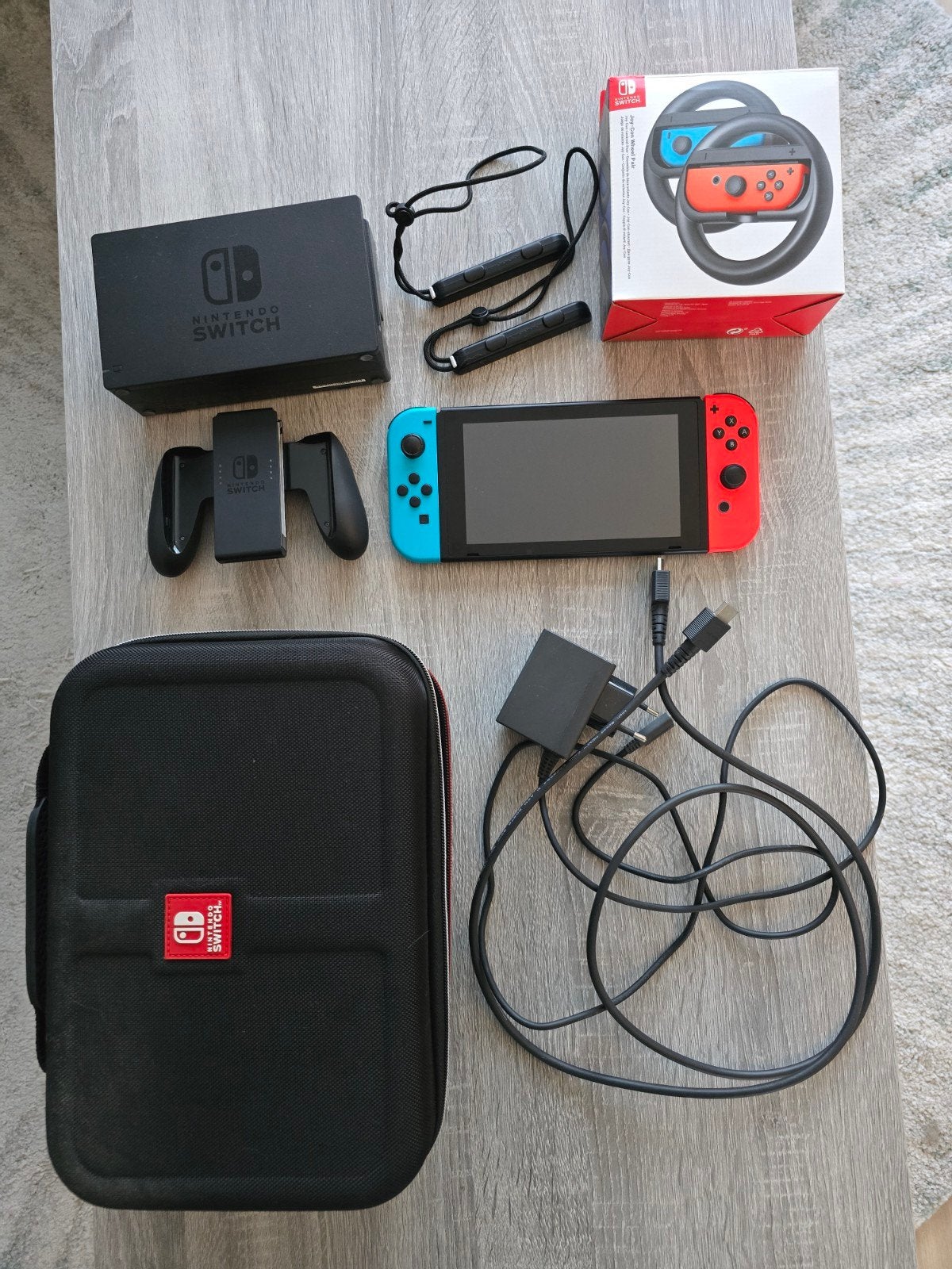 Nintendo Switch compleet met accesoires en 2 games, Ophalen, Met games, Met 2 controllers, Zo goed als nieuw