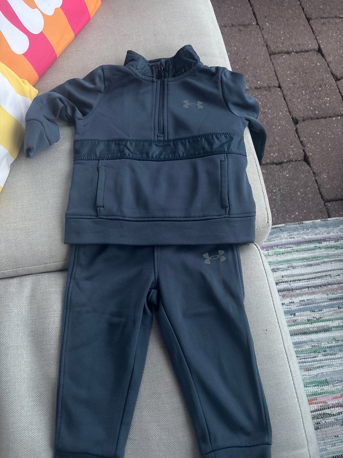 Under Armour trainingspak maat 6-9 maanden nieuwstaat, Kinderen en Baby's, Babykleding | Overige, Ophalen of Verzenden, Zo goed als nieuw