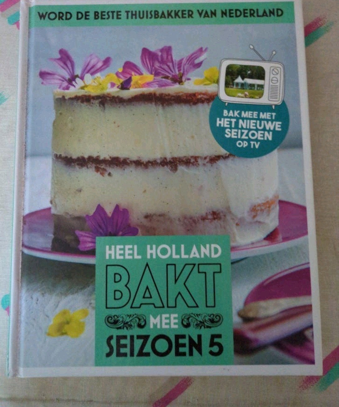 Heel Holland Bakt Mee Seizoen 5 - Bakboek, Boeken, Taart, Gebak en Desserts, Ophalen of Verzenden, Zo goed als nieuw, Nederland en België