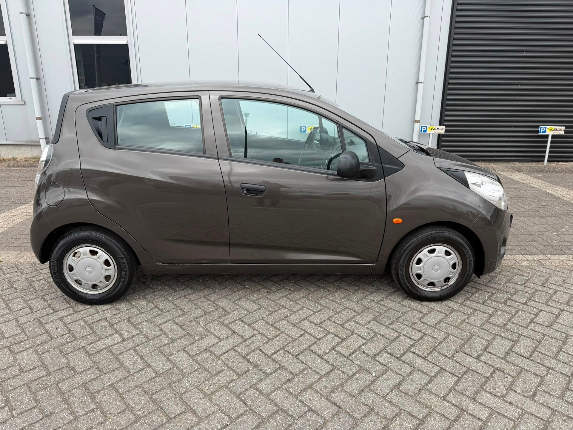 Chevrolet Spark 1.0 16V nieuwe APK, Voorwielaandrijving, Gebruikt, 4 cilinders, Bruin