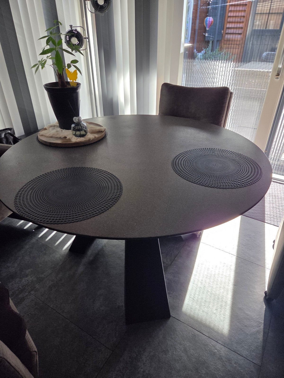 Ronde eettafel met granieten blad en stalen poten, Huis en Inrichting, Ophalen, Rond, Metaal, 100 tot 150 cm