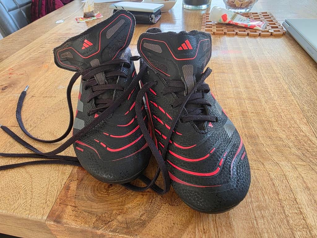 Voetbalschoenen 35 maat Adidas, Maat XS of kleiner, Ophalen of Verzenden, Schoenen