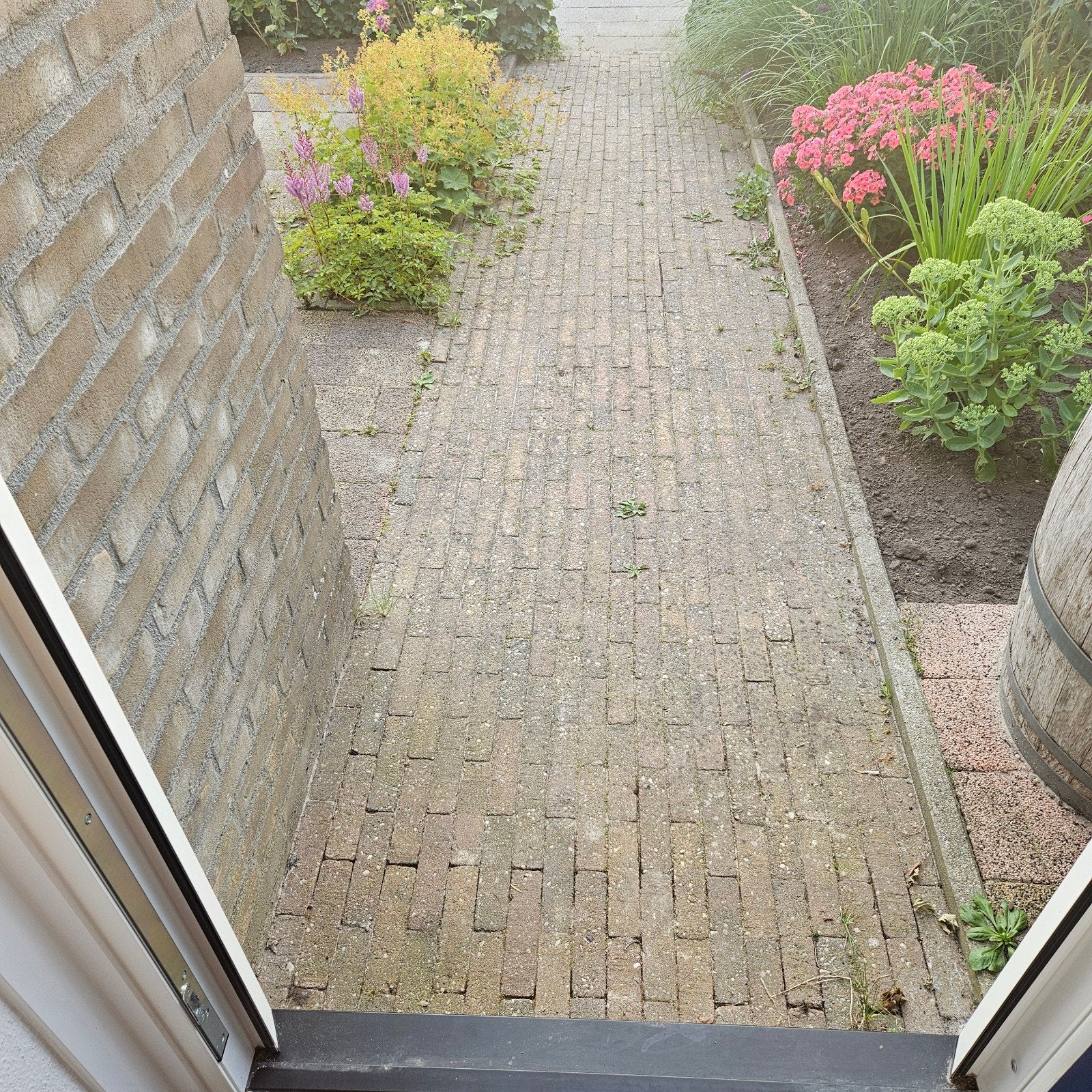 Gratis af te halen: ca. 25m² bestrating en waaltjes, Gebruikt, Klinkers, Ophalen of Verzenden, 10 m² of meer