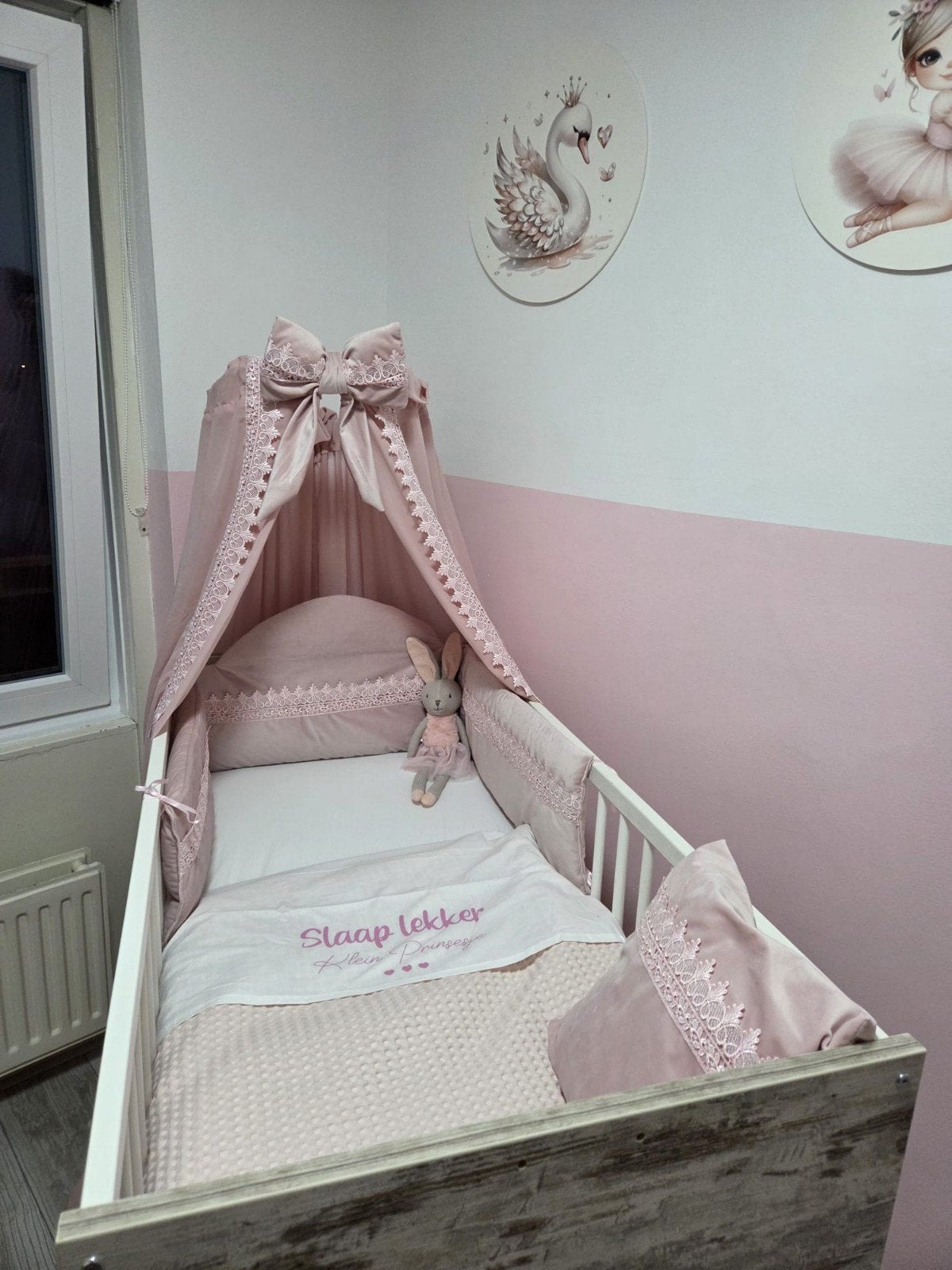 Rose handgemaakte aankleding voor baby bed en box, Ophalen, Meisje, Overige typen, Zo goed als nieuw