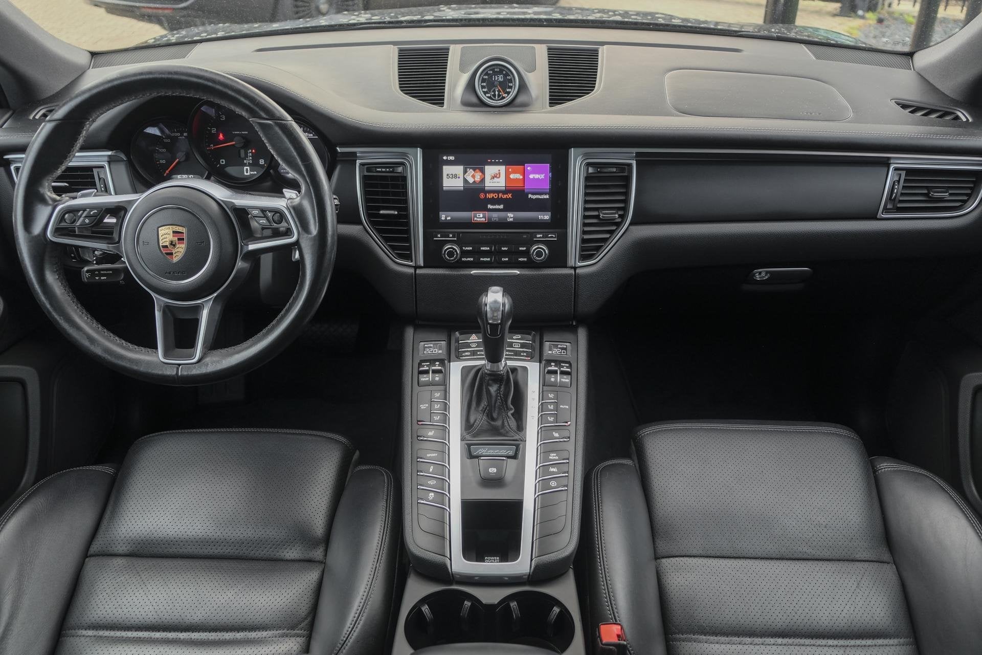 Porsche Macan 2.0 T 252pk Panoramadak Luchtvering Sport chro, Auto's, Automaat, Gebruikt, Zwart, 14 km/l