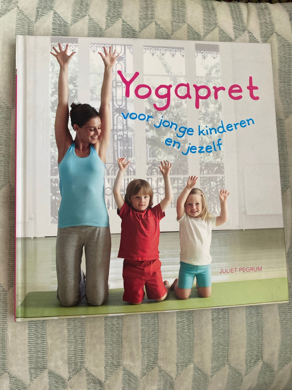 Yogapret voor Jonge Kinderen en Jezelf - Juliet Pegrum, Boeken, Ophalen of Verzenden, Zo goed als nieuw, 3 tot 4 jaar