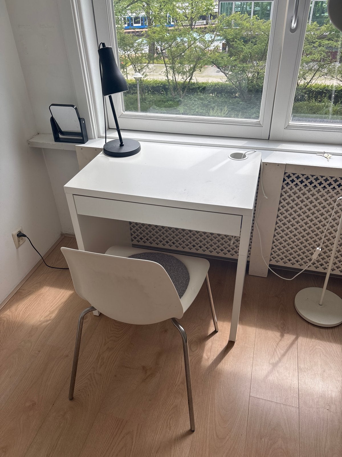 Witte bureau met lade en kabelgoot + Stoel, Huis en Inrichting, Bureaus, Ophalen, Gebruikt, Met lades, Spaanplaat of MDF