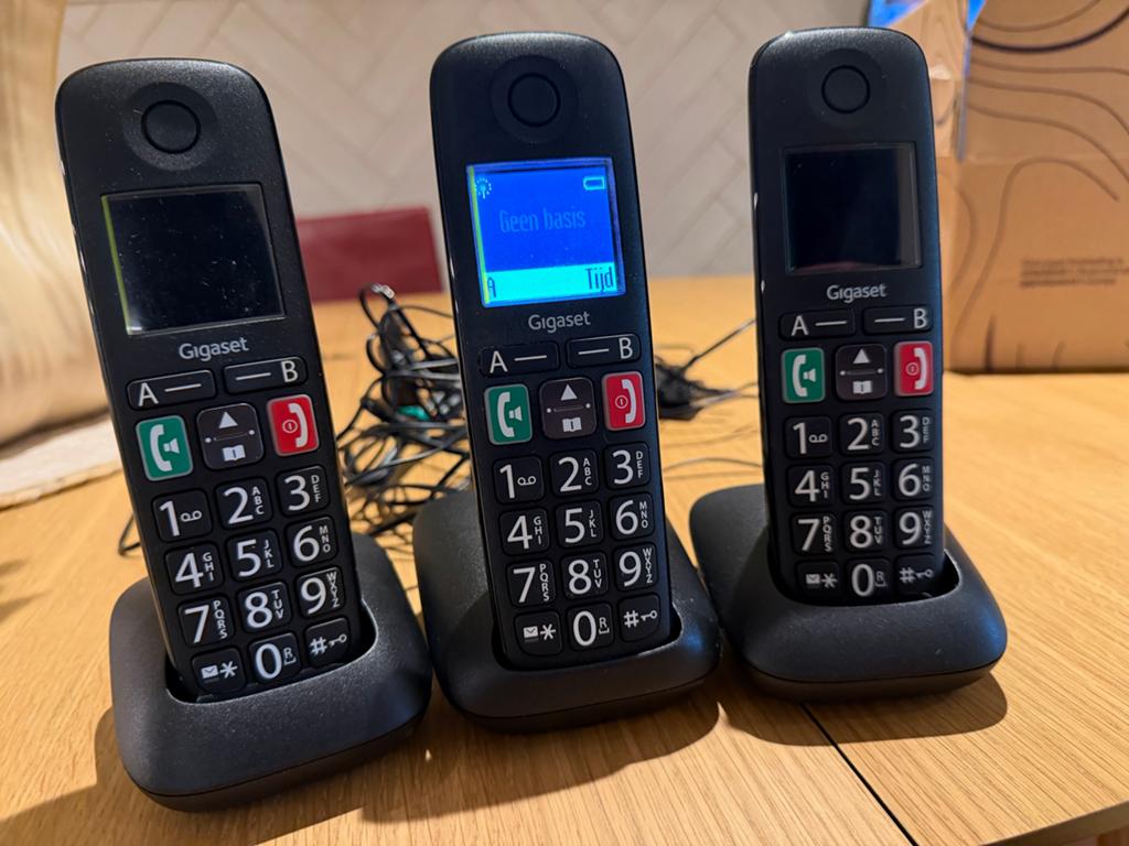Siemens Gigaset E290 - 3 handsets met basis- en laadstations, Ophalen of Verzenden, Zo goed als nieuw, 3 handsets