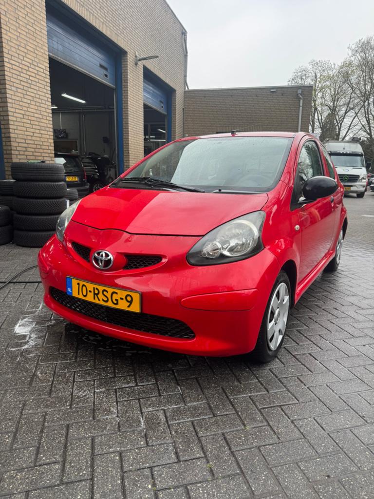 Toyota Aygo 1.0 12V Vvt-i 3DRS 2008 Rood, Auto's, Toyota, Voorwielaandrijving, Android Auto, 4 stoelen, 68 pk