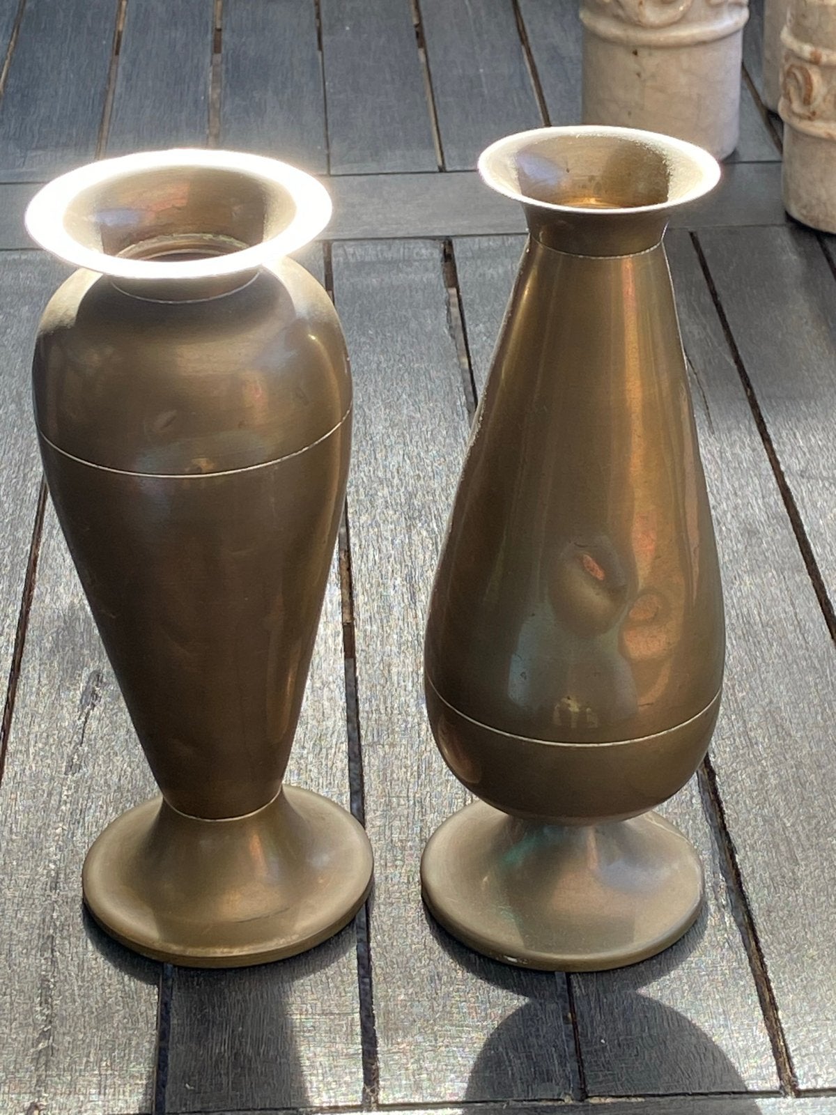 2 vaasjes v Scholten Hoorn 25cm h. Met een pasr deukjes in., Ophalen