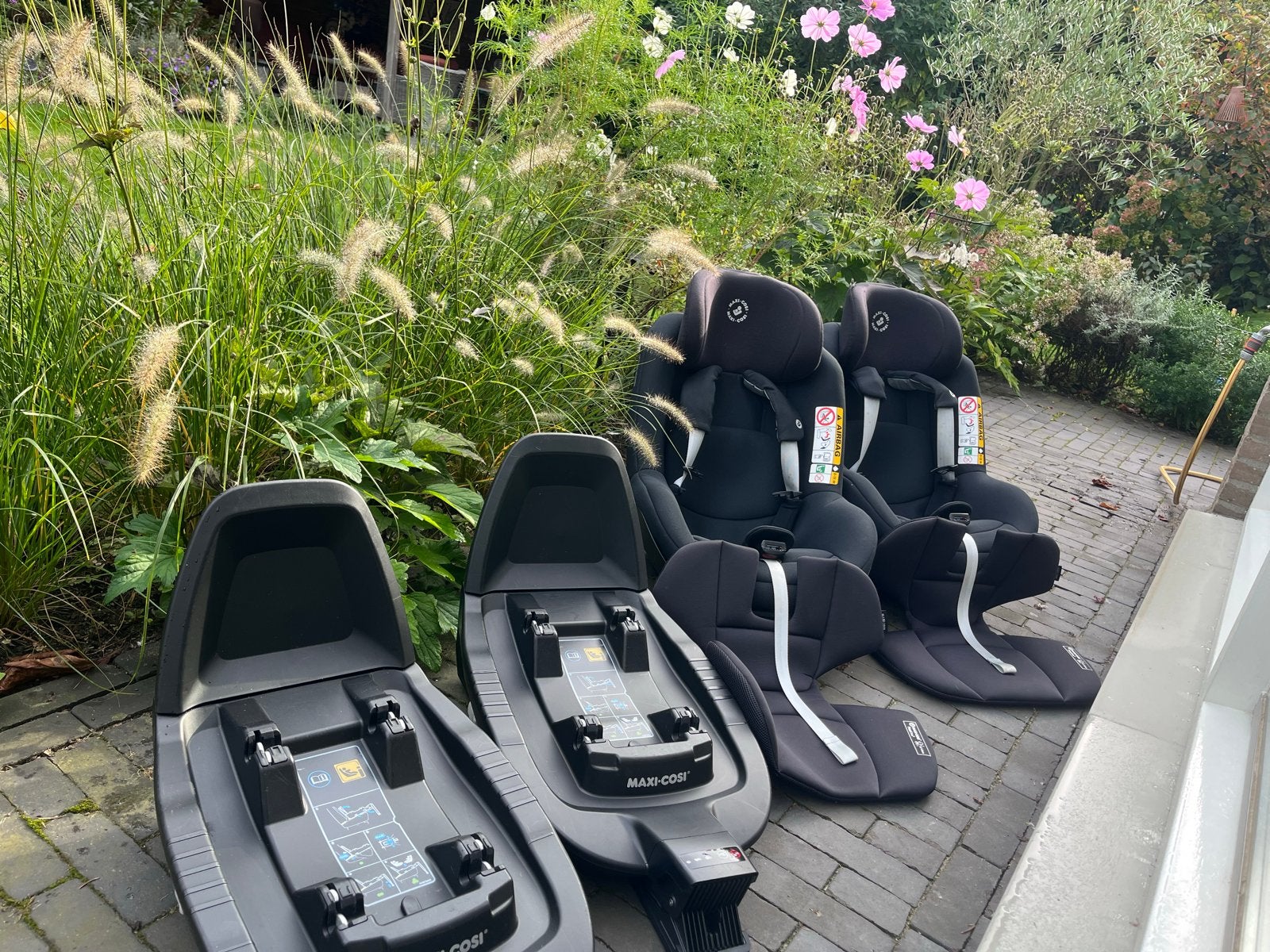 Foto 2 van 2x Maxi-Cosi Pearl Pro² i-Size + FamilyFix 3 | €200 per set