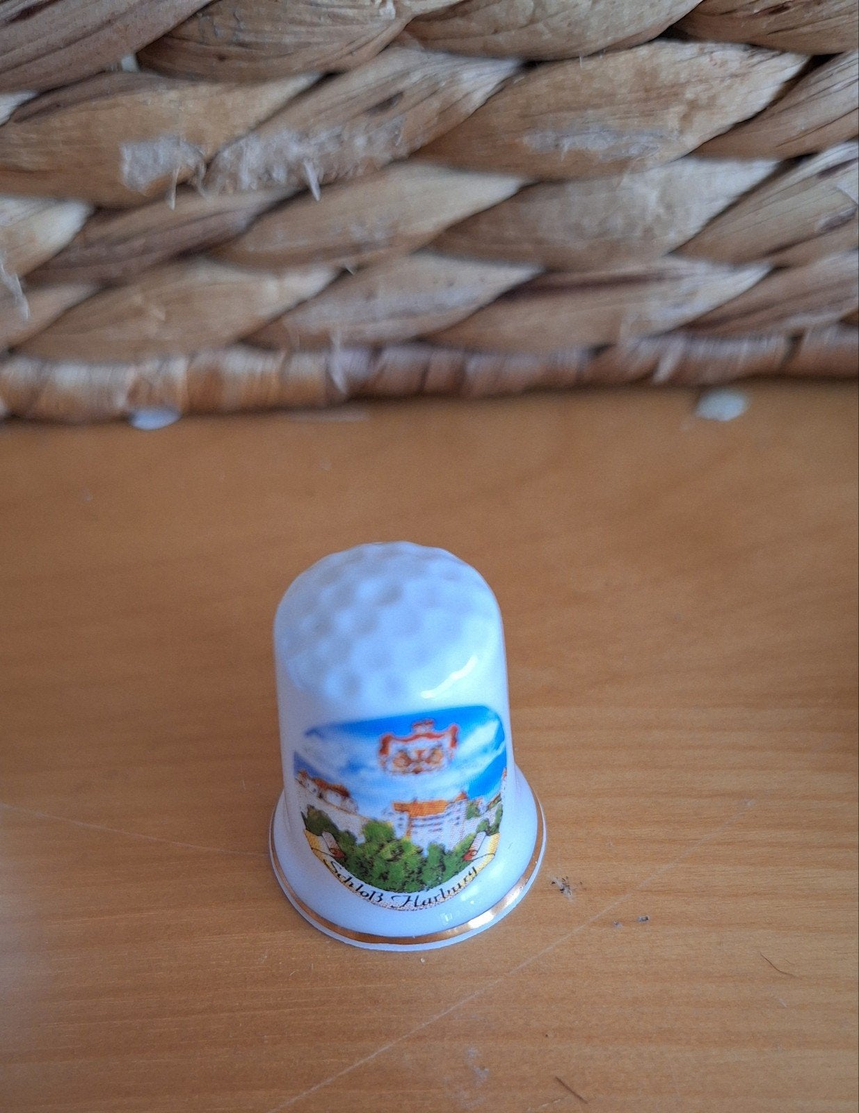 Porseleinen vingerhoedje met kasteelafbeelding, Reliëf, Ophalen of Verzenden, Zo goed als nieuw, Buitenland