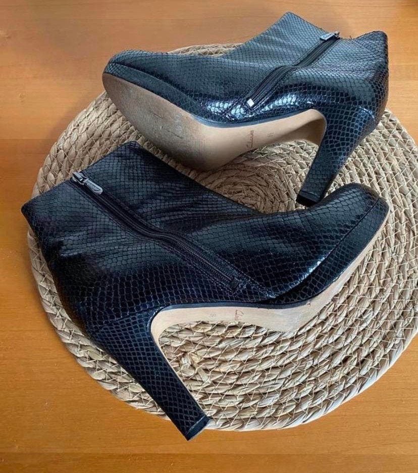 Clarks enkellaarsjes | Snake croco lakleer | Maat 39,5, Zwart, Lage of Enkellaarzen, Ophalen of Verzenden, Zo goed als nieuw