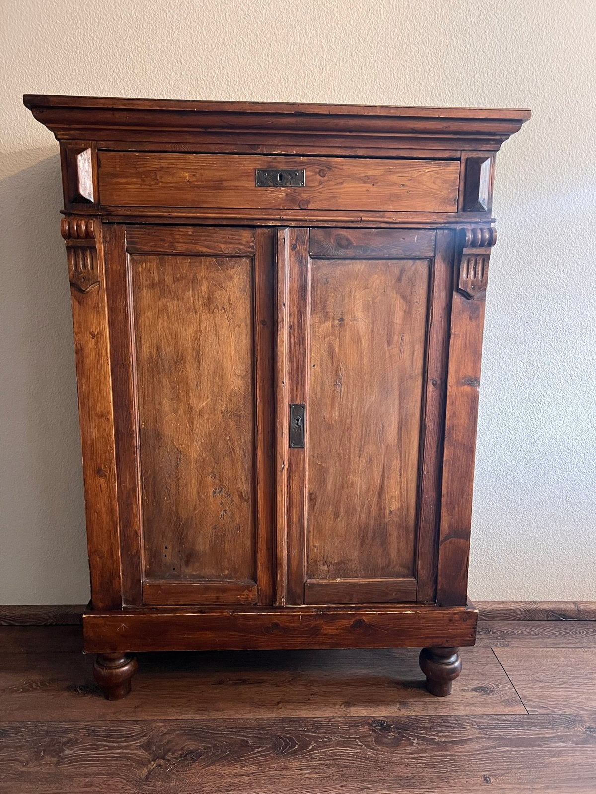 Antieke houten kast met lade en twee deuren, Ophalen