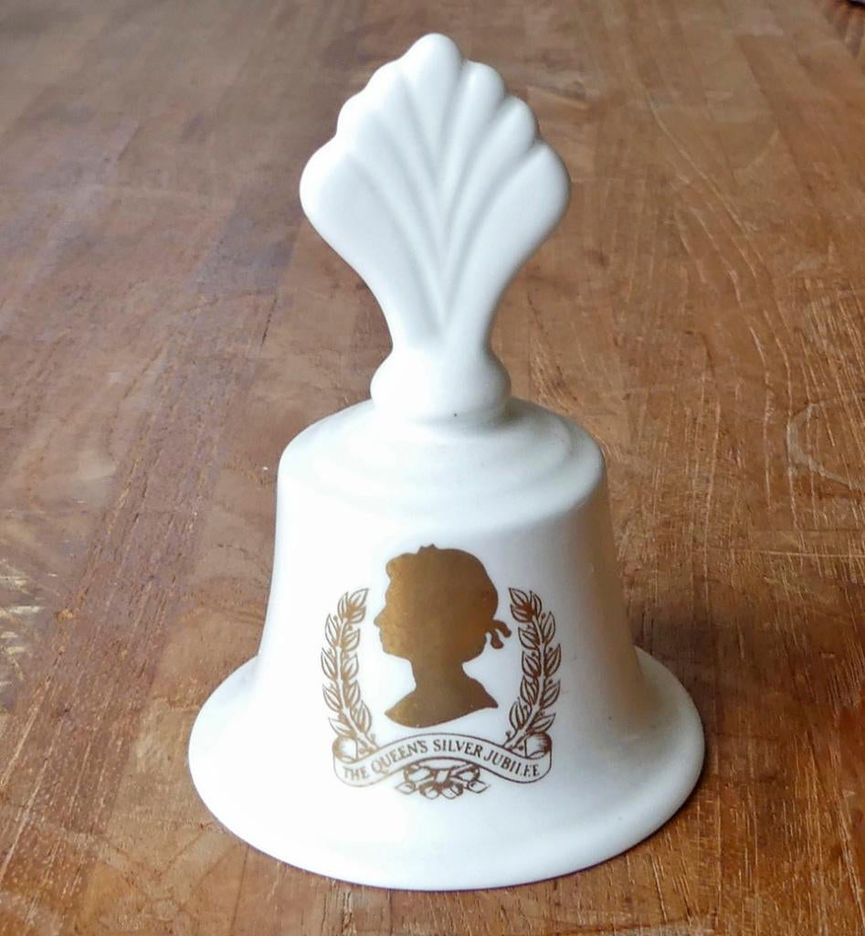 Queen Elizabeth II silver jubilee tafelbel Lysander belletje, Ophalen of Verzenden, Gebruikt, Buitenland, Servies