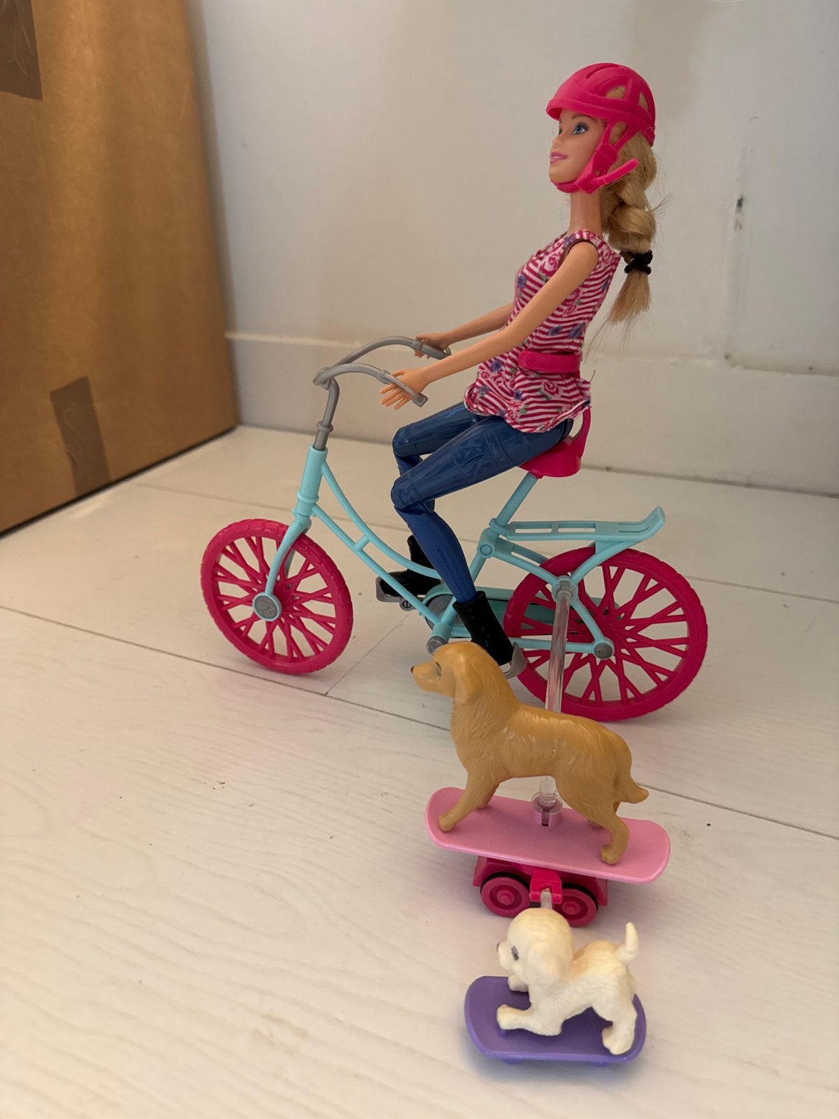 Barbie met fiets en twee honden op skateboards, Ophalen of Verzenden, Zo goed als nieuw, Barbie