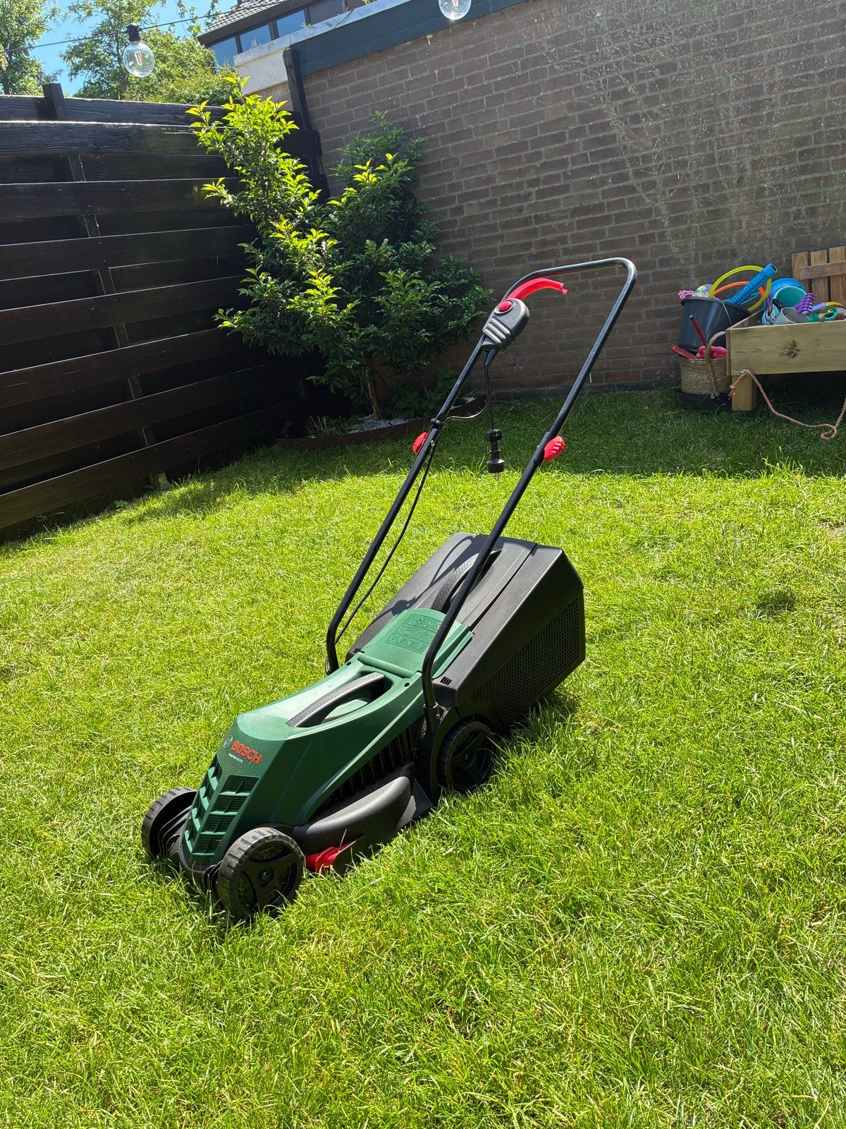 Bosch elektrische grasmaaier met snoer, Tuin en Terras, Grasmaaiers, Ophalen, Cirkelmaaier, Elektrische grasmaaier, Zo goed als nieuw