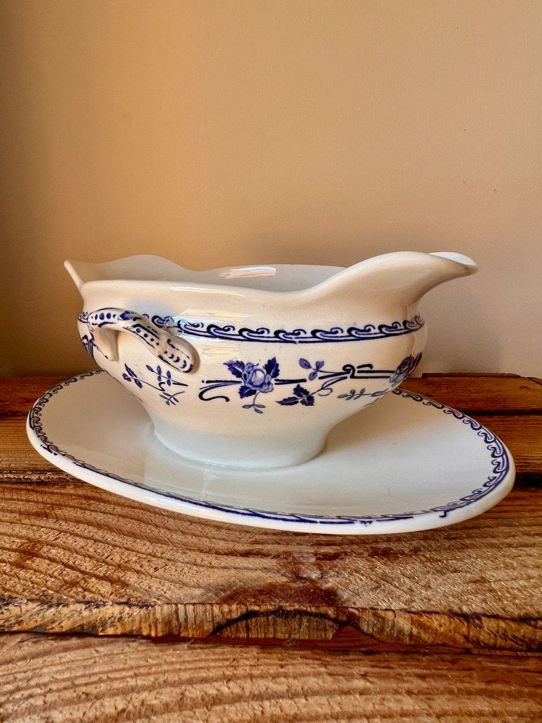 Antieke sauskom Boch Freres Keramis Rosa blauw wit, Verzenden