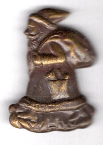 Kabouter met knapzak koper/blik speldje ( N_201 ), Verzamelen, Verzenden, Zo goed als nieuw, Figuurtje, Speldje of Pin