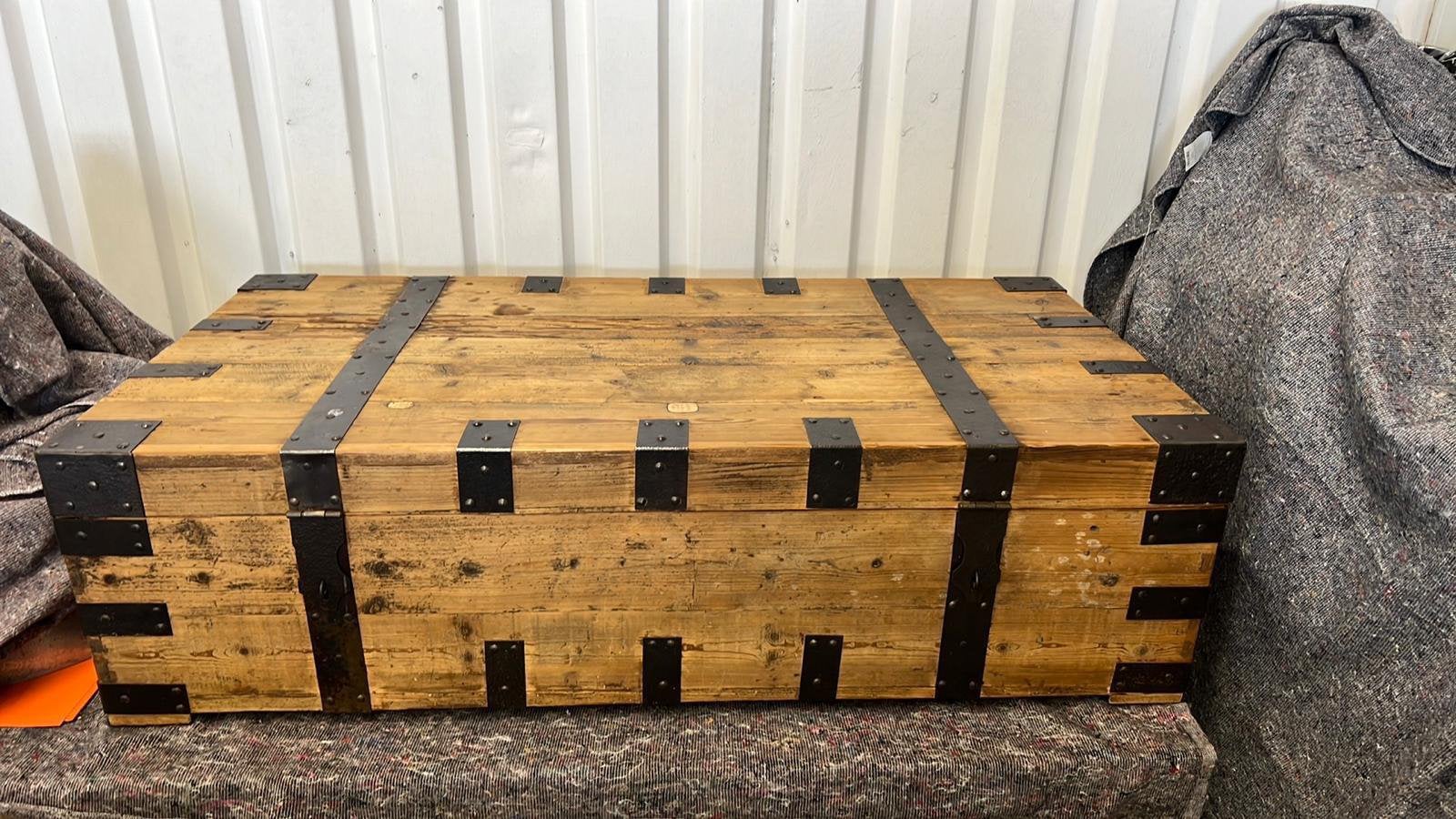 Vintage Houten Salontafel/kist met Metalen Beslag, 100 tot 150 cm, Overige houtsoorten, 50 tot 100 cm, Ophalen of Verzenden