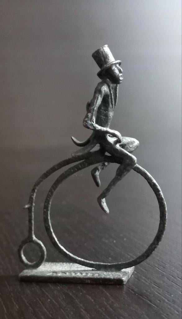 Miniatuur man op Vélocipède beeldje, Ophalen of Verzenden, Zo goed als nieuw