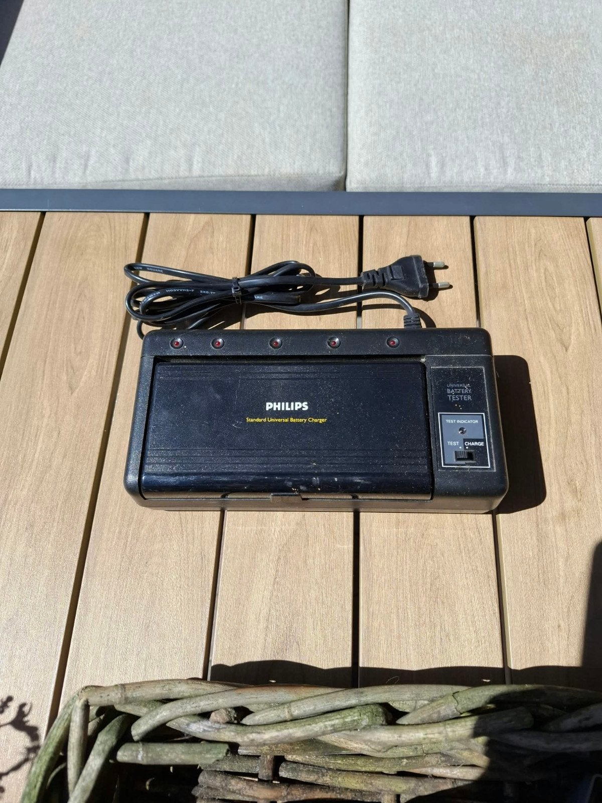 Philips Universe Batterijlader voor Oplaadbare Batterijen, Audio, Tv en Foto, Ophalen of Verzenden, Gebruikt