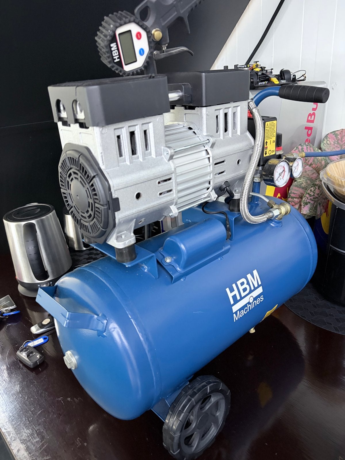 HBM Compressor met Slanghaspel en Bandenpomp, Doe-het-zelf en Verbouw, 10 bar of meer, Ophalen of Verzenden, Zo goed als nieuw