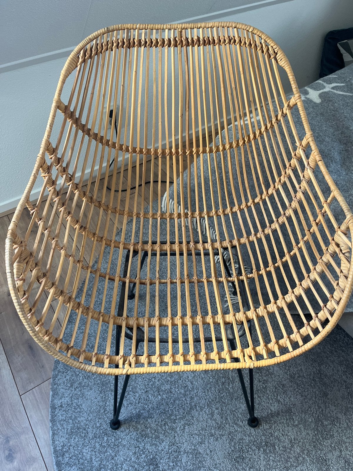 Rotan stoel met metalen onderstel, Huis en Inrichting, Stoelen, Ophalen, Overige kleuren, Riet of Rotan, Zo goed als nieuw