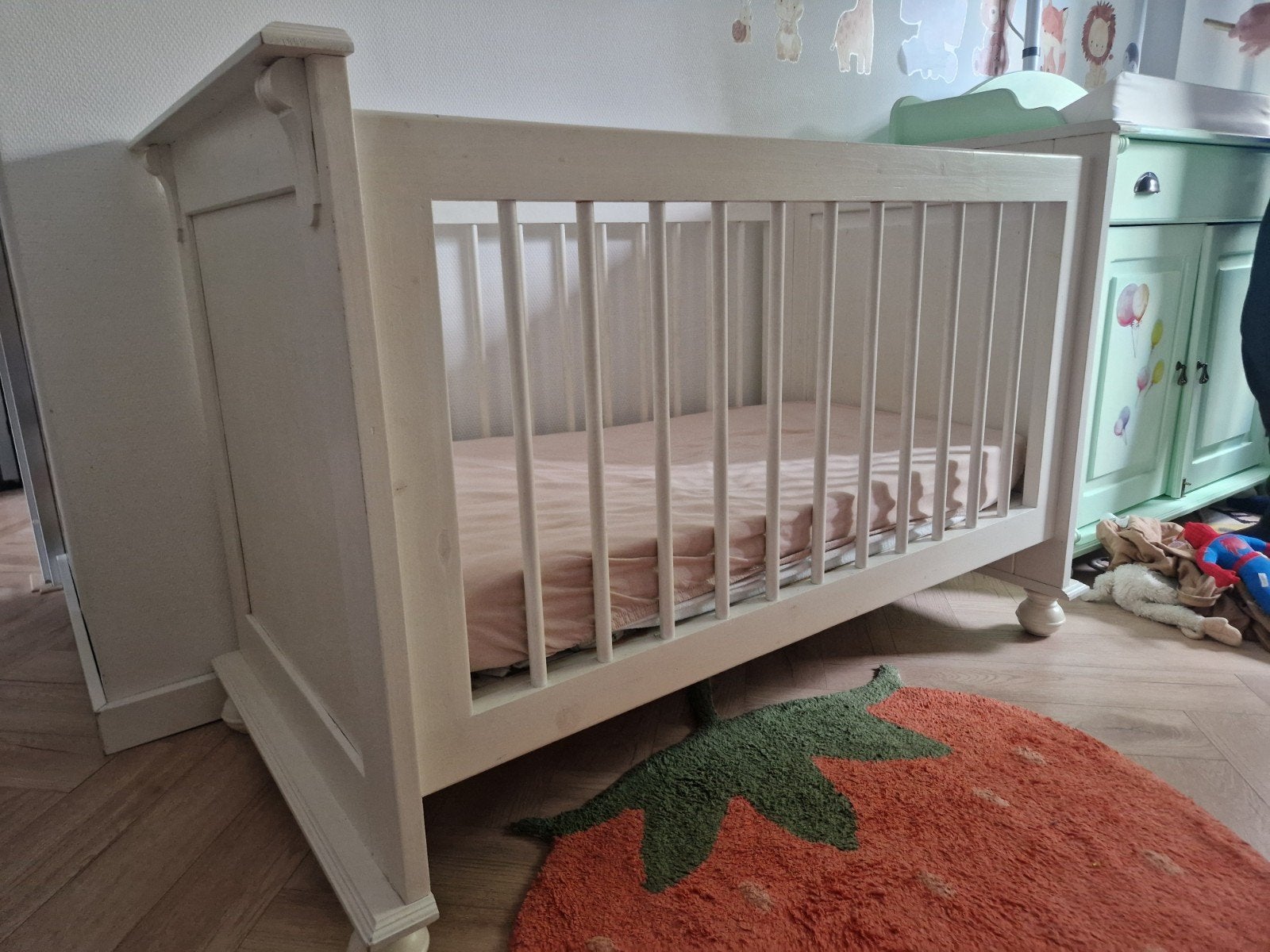 Wit ledikant met mooie details, 3 standen, incl. matras, Kinderen en Baby's, Babywiegjes en Ledikanten, Ophalen, Ledikant