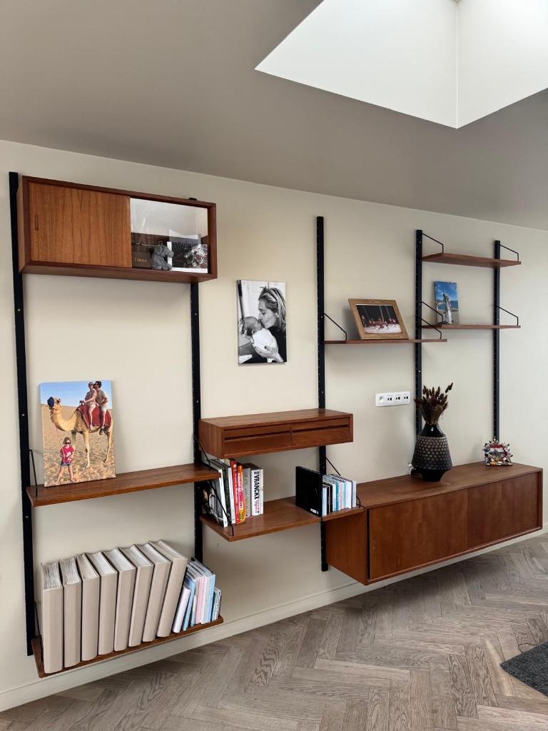 Design wandmeubel Cadovius, Ophalen, Met plank(en), 200 cm of meer, 300 cm of meer