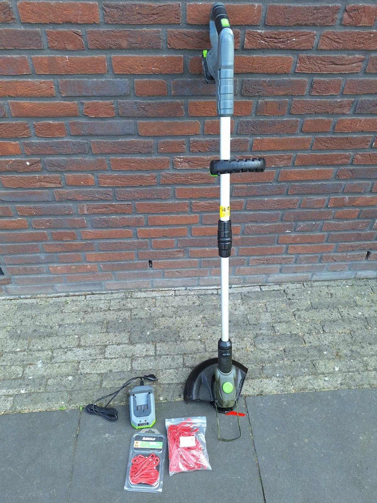 Accugrastrimmer inclusief oplader en extra messen, Ophalen, Gebruikt, Onbekend, Accu