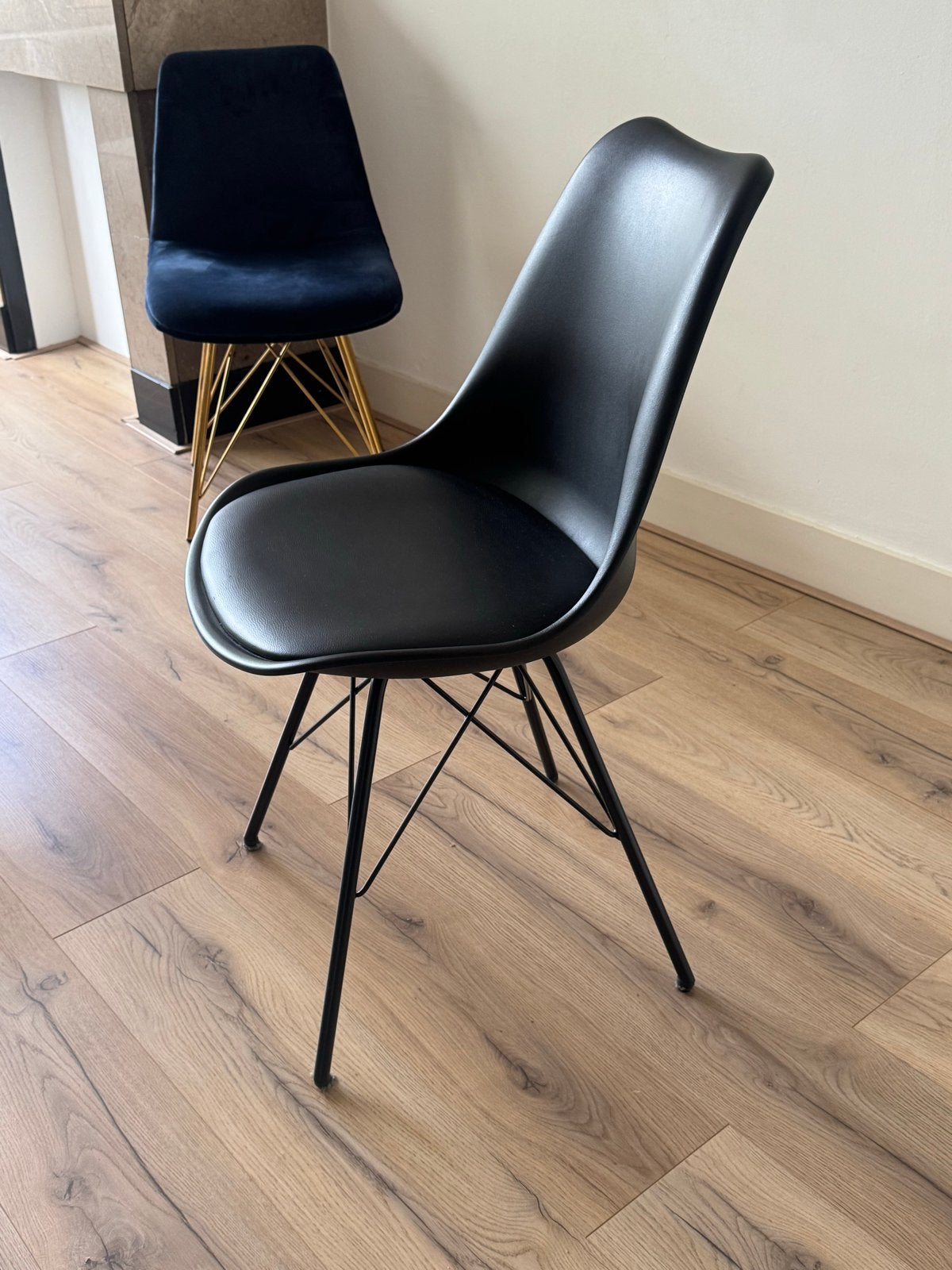 2 Zwarte design stoel met metalen onderstel, Ophalen, Kunststof, Twee, Zwart