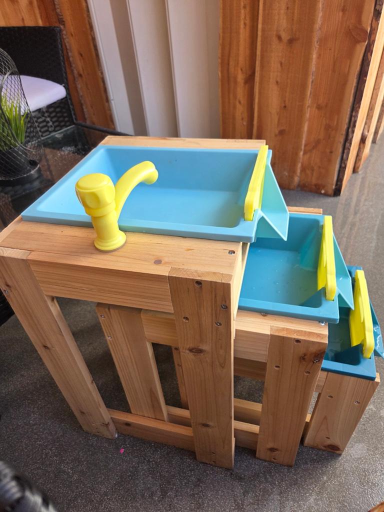 Houten speeltafel met kraan voor kinderen, Ophalen, Gebruikt
